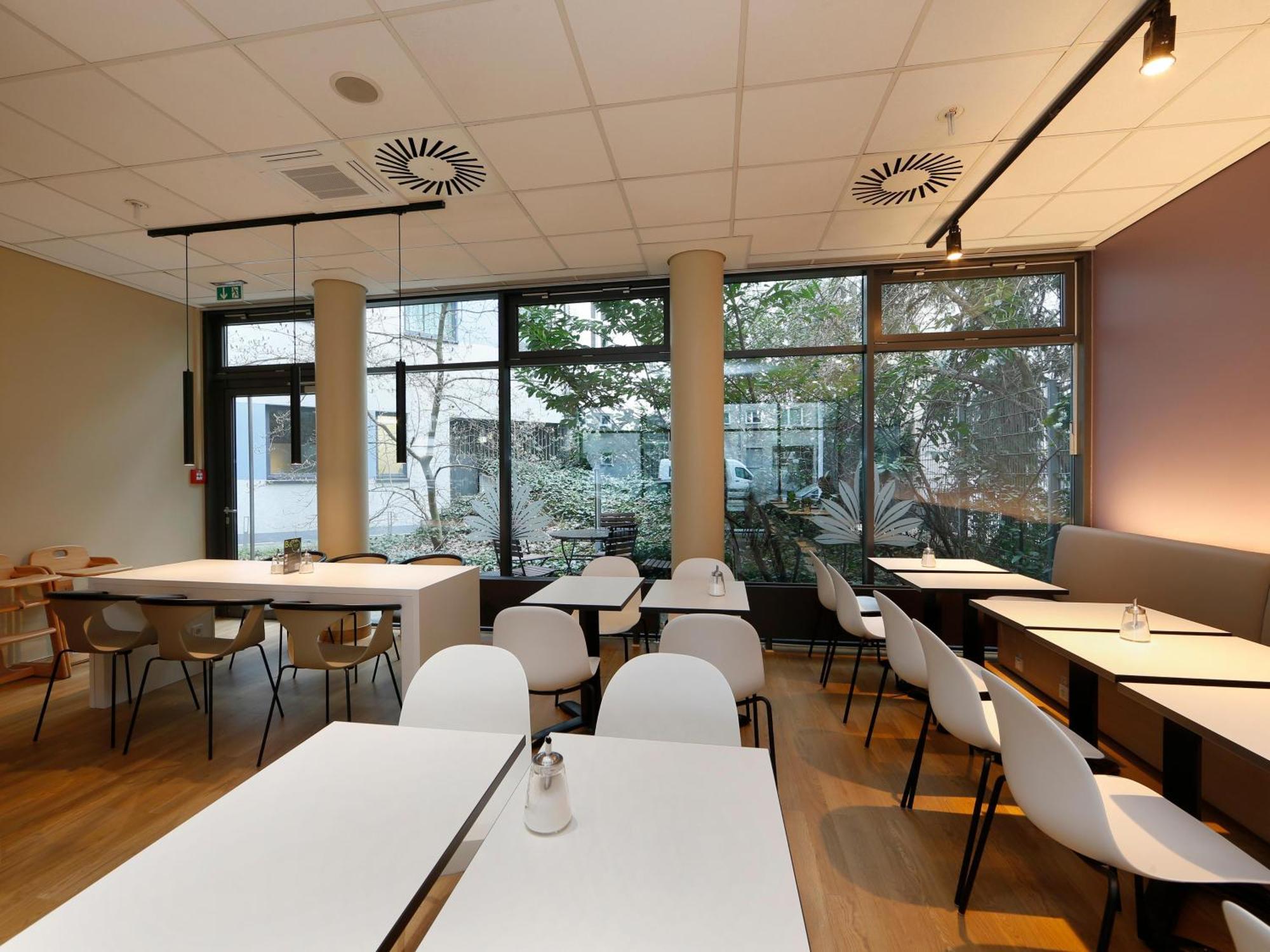 Hotel Ibis West 2*